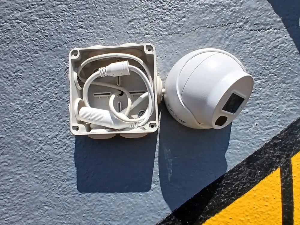 Interior de una caja de conexiones con el cable enrollado y los conectores sellados