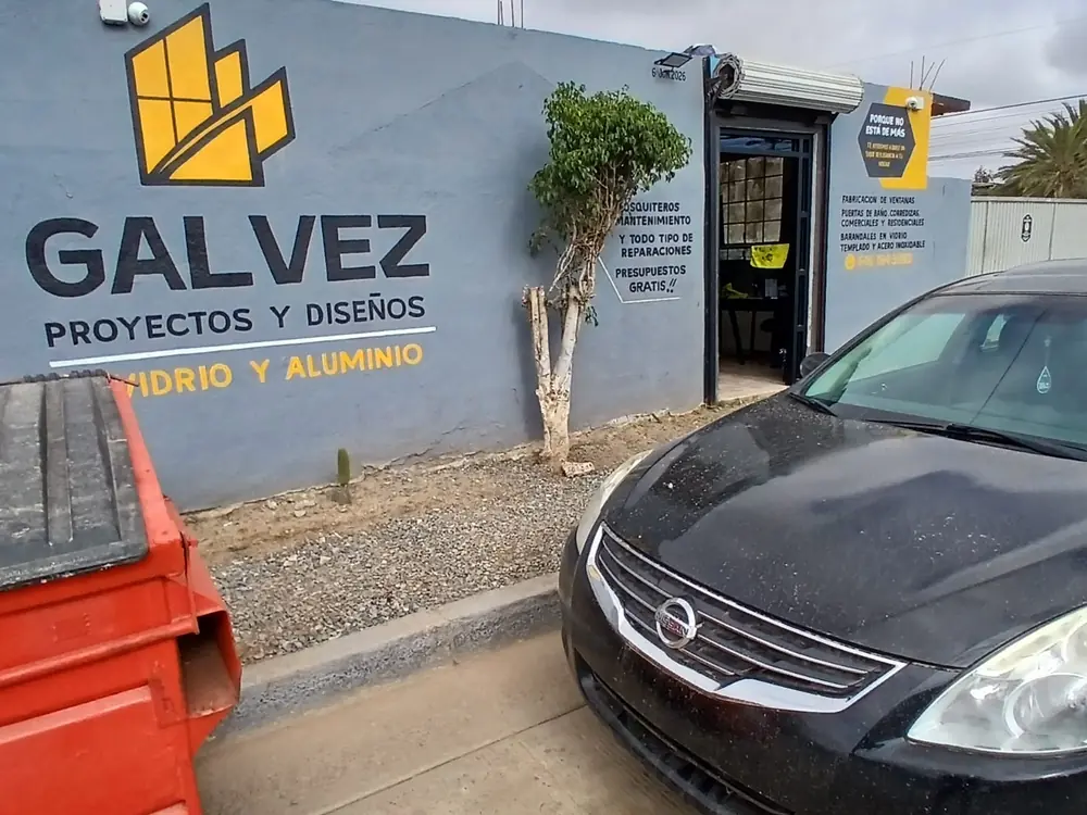 Fachada de un negocio de vidrio y aluminio en Ensenada con cámara instalada en la esquina alta del muro