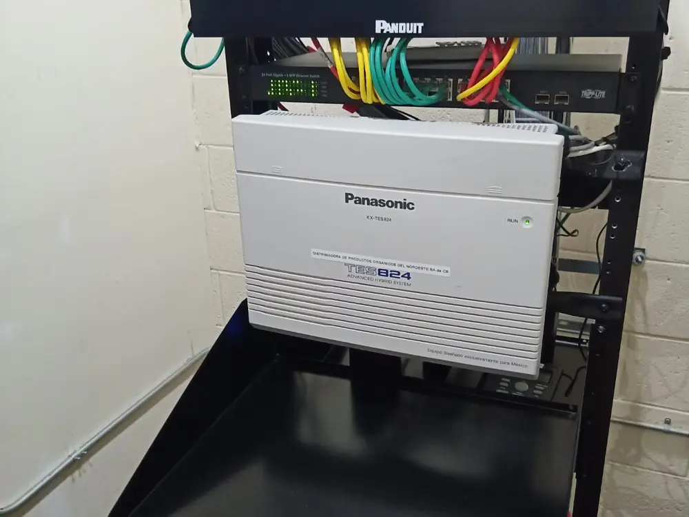 Rack con conmutador y organizadores Panduit, todo montado y etiquetado