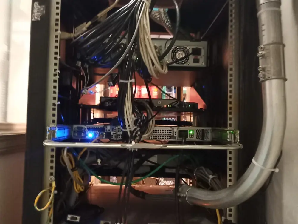 El mismo rack ordenado, con los equipos montados en charolas y los cables peinados y sujetos